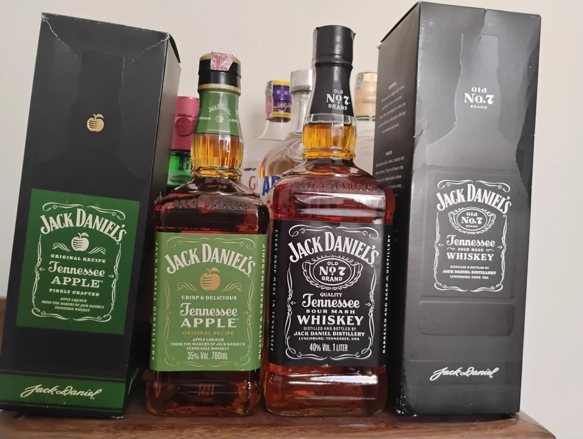 Avaliação com garrafas Jack Daniel's Old No. 7 e Tennessee Apple