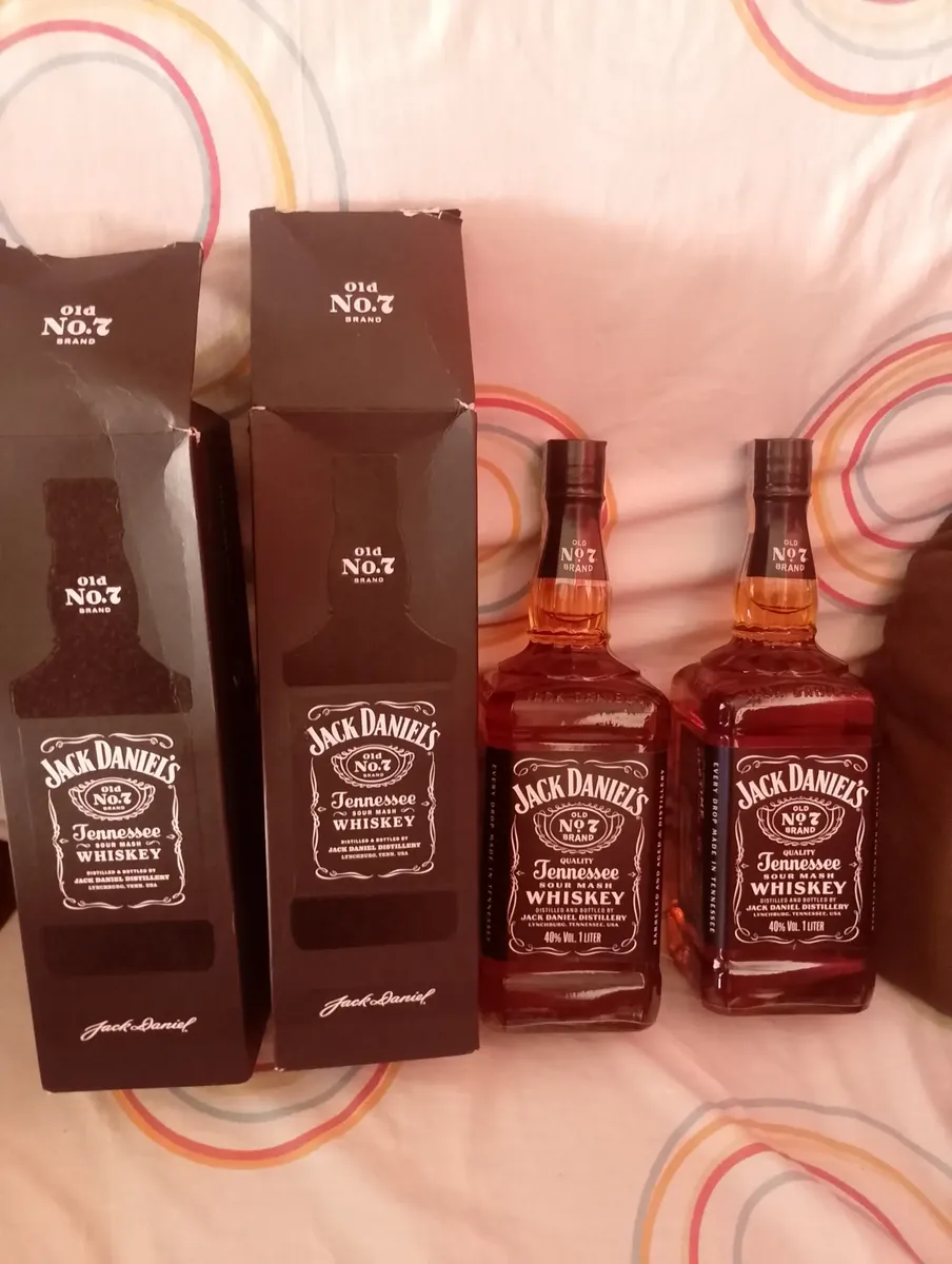Avaliação com duas garrafas Jack Daniel's Old No. 7