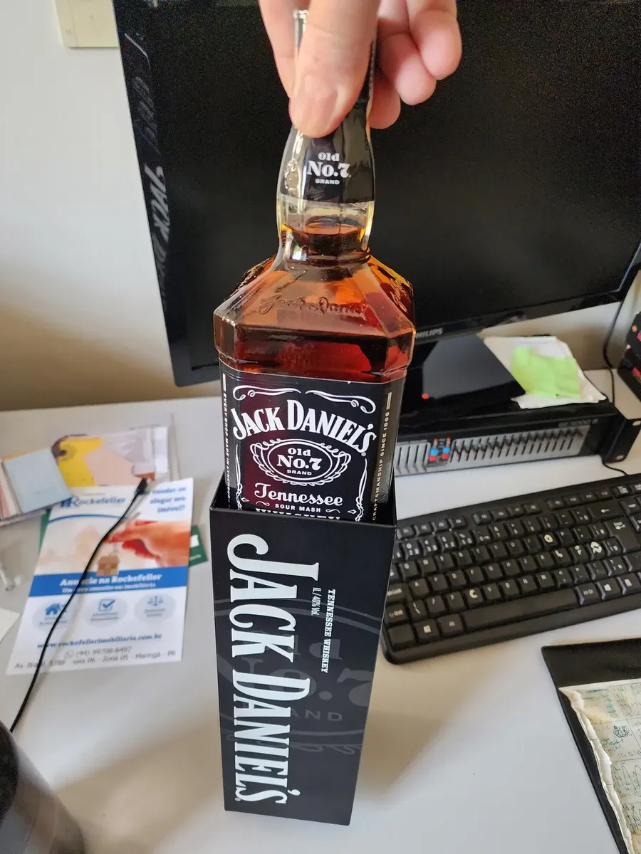 Avaliação com garrafa Jack Daniel's Old No. 7 na caixa