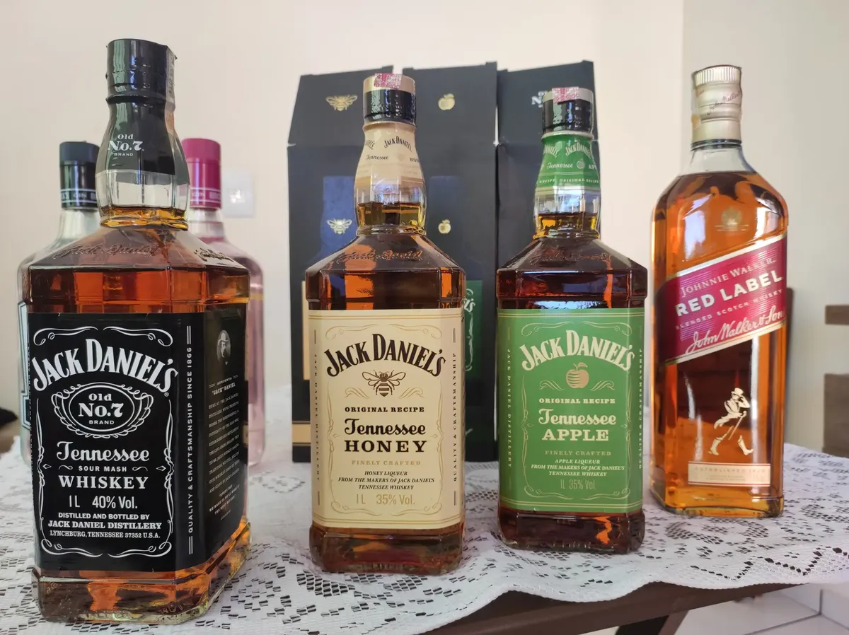 Avaliação com garrafas Jack Daniel's em mesa