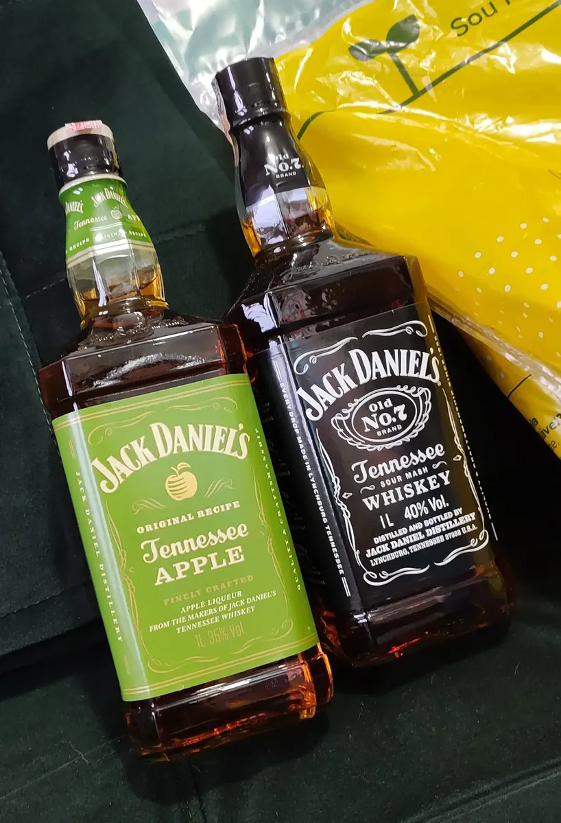 Avaliação com garrafas Jack Daniel's Old No. 7 e Tennessee Apple