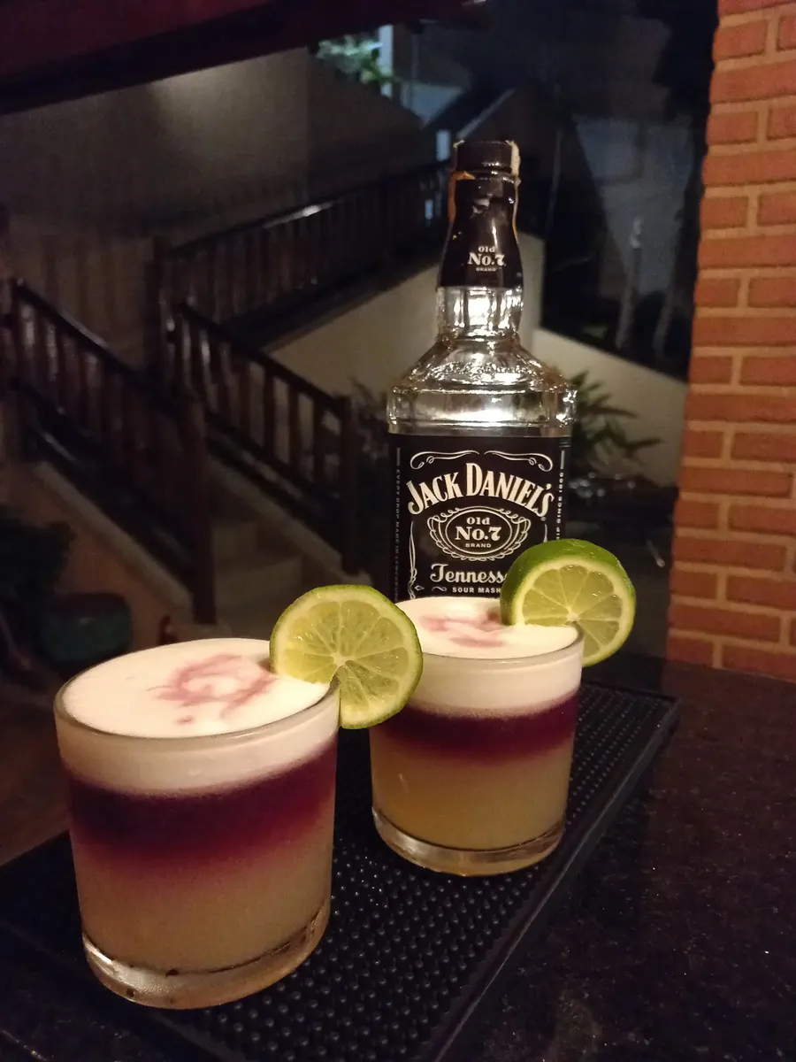Avaliação com garrafa Jack Daniel's e drinks
