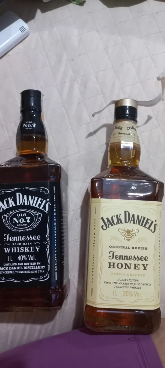 Avaliação com garrafas Jack Daniel's Old No. 7 e Tennessee Honey